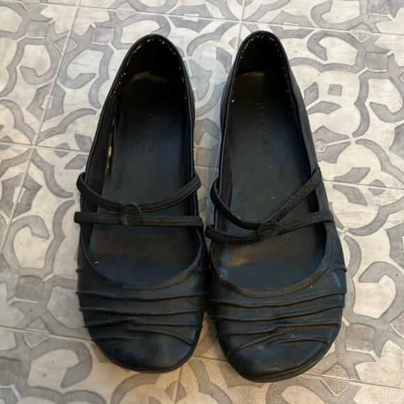 Le Chateau Black Flats with Pleated Detail - Picture 1 of 5